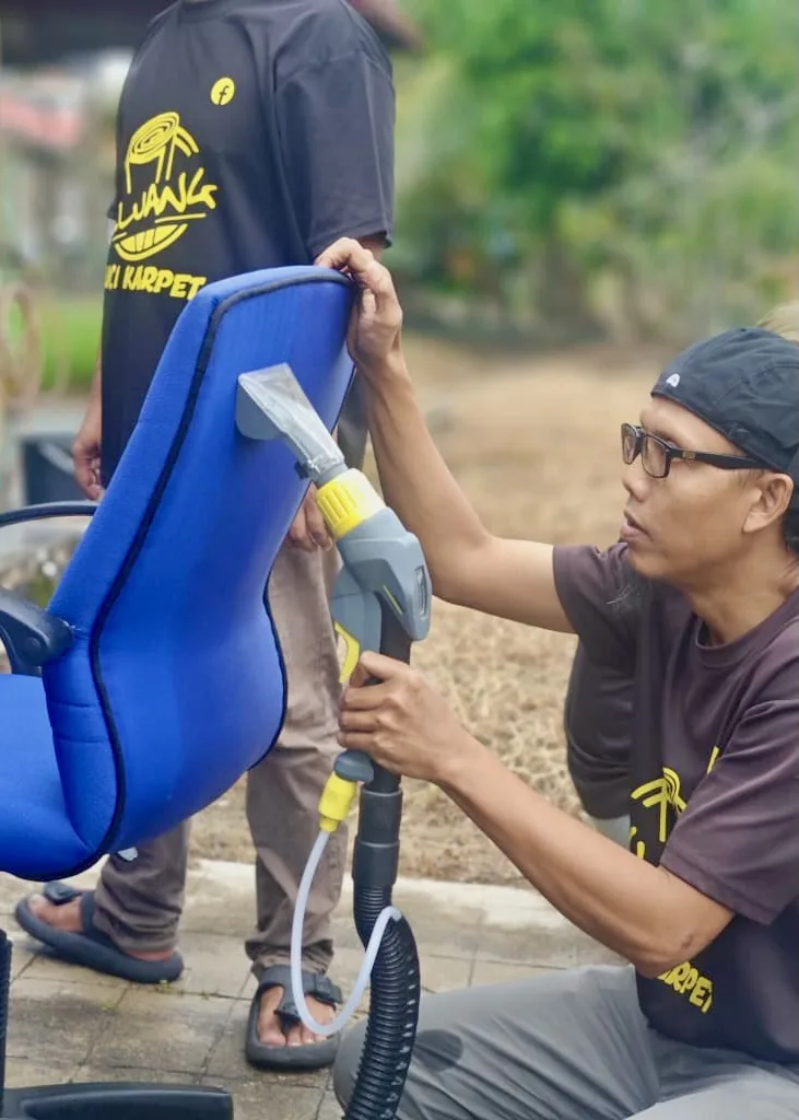 Kerusi kenderaan berwarna biru dicuci dengan alat ekstraksi wap