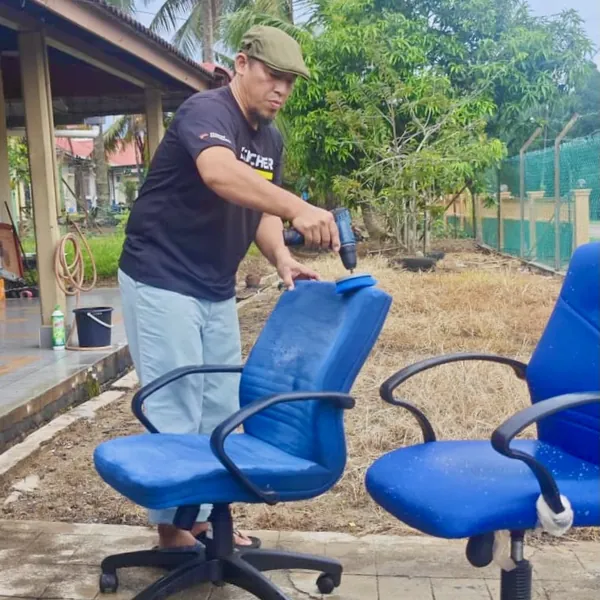 Kerusi pejabat dicuci di kawasan terbuka sebelum dikeringkan