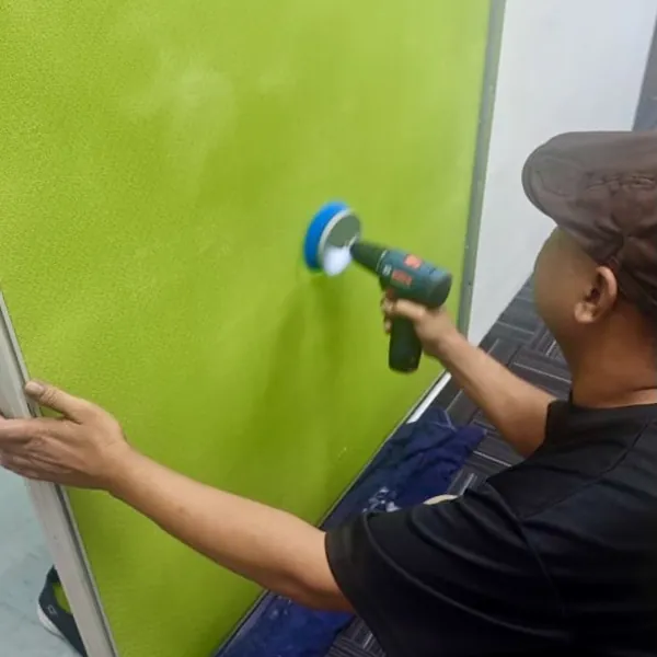 Permukaan berfabrik dibersihkan dengan alat pemutar
