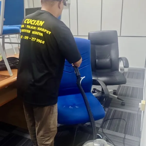 Kerusi pejabat berwarna biru dan hitam dicuci satu per satu