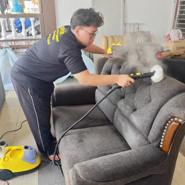 Sofa kelabu dicuci dengan mesin wap di rumah pelanggan