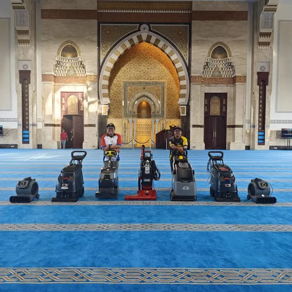 Barisan mesin cucian bersedia di dewan solat masjid