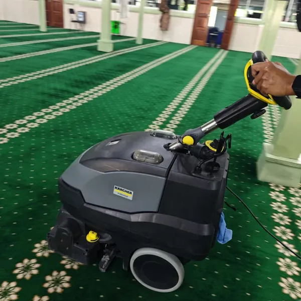 Kerja cucian karpet masjid sedang dijalankan di ruang utama