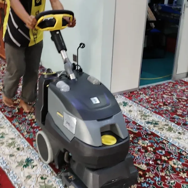 Karpet panjang dewan solat dicuci dari hujung ke hujung