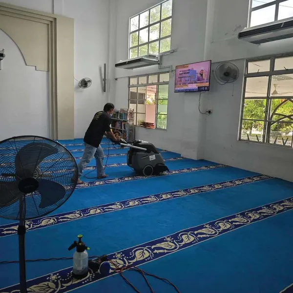 Karpet dewan solat masjid dicuci dengan mesin ekstraksi Kärcher