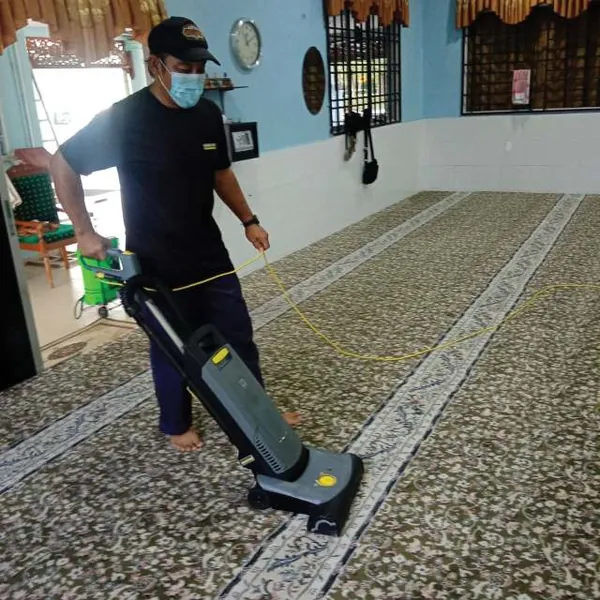 Karpet masjid disedut kering selepas proses cucian basah