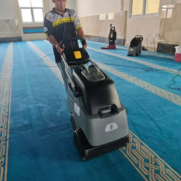 Proses sedutan air kotoran daripada karpet surau