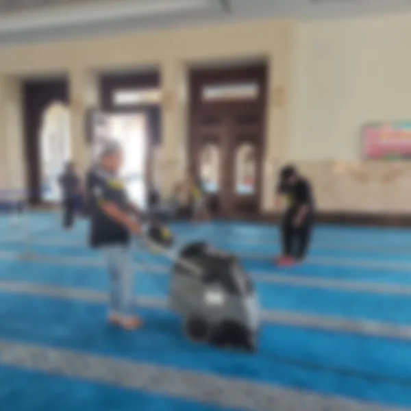 Karpet masjid dicuci dengan kipas pengering dipasang serentak