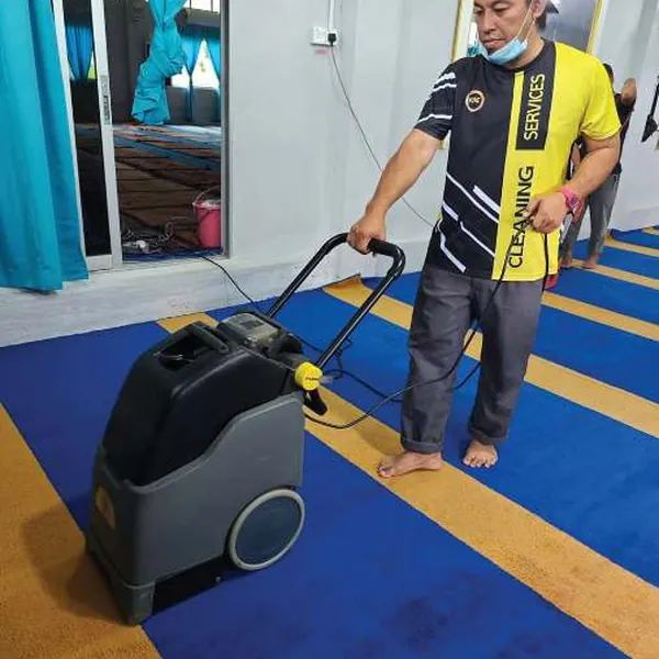 Karpet surau dibersihkan sehingga warna asal kembali jelas