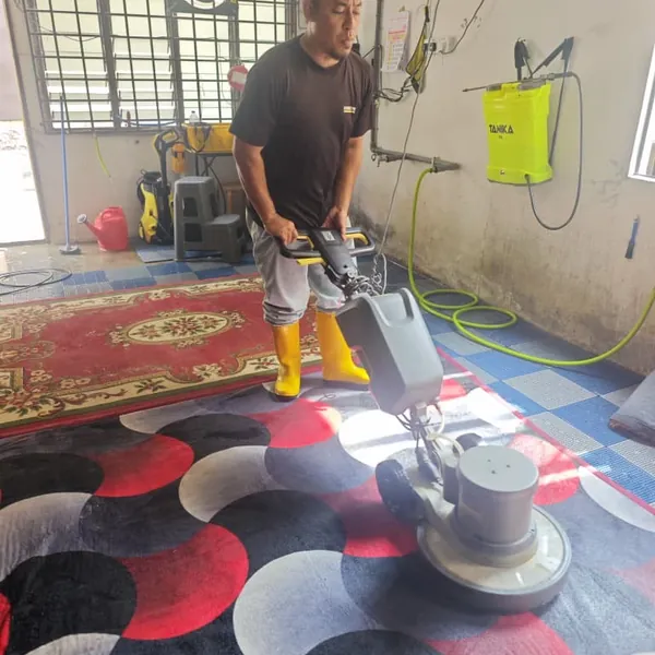 Karpet rumah bercorak dicuci menggunakan mesin berus berputar