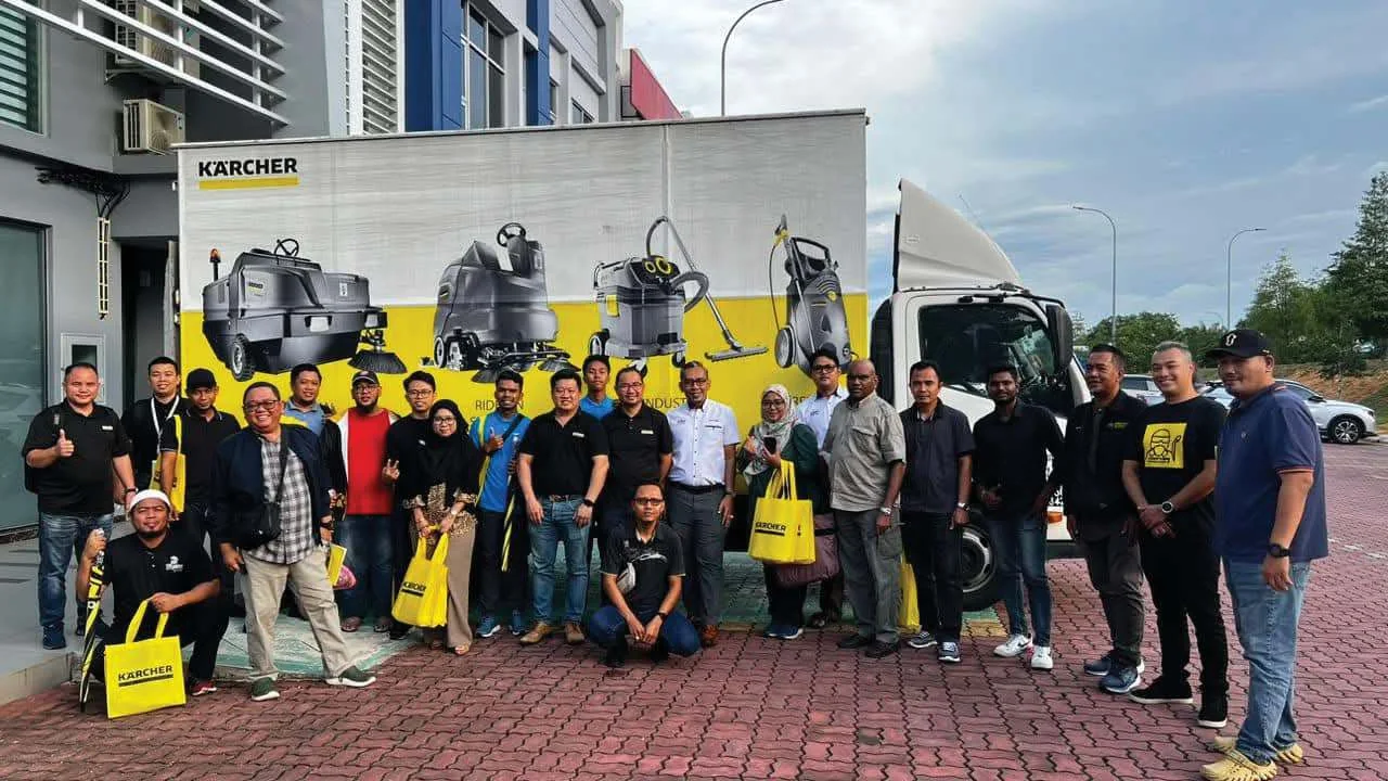 Pasukan bersama wakil Kärcher Cleaning Malaysia di sesi latihan peralatan